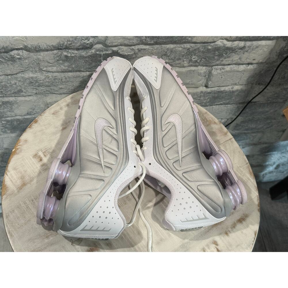 Nike Shox R4 White Metallic Platinum Barely Grape Size 8.5M 10W HF5076-100 - Picture 6 of 9